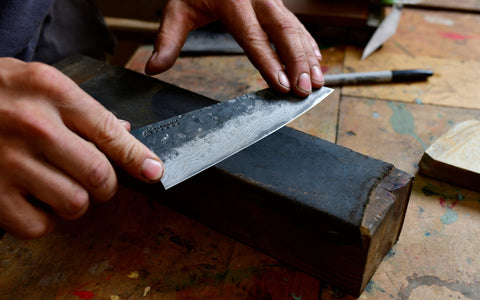 aiguisage couteau japonais sur pierre