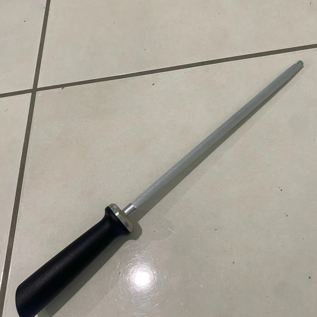 Fusil à aiguiser diamanté reçu par un client, manche noir et tige de 25 cm