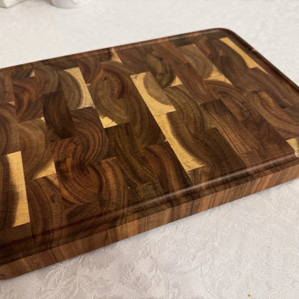Planche en bois de bout reçue par un client, rainure à jus périphérique et finition huilée