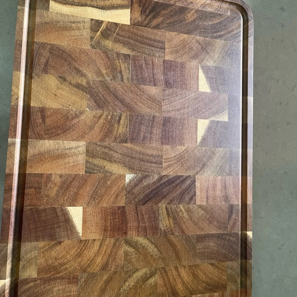 Vue de dessus de la planche en acacia bois de bout montrant l assemblage en damier